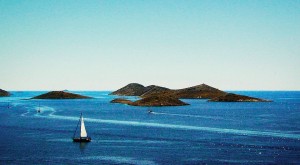 Vista del archipiélago de Kornatis. La costa dálmata es un collar de islas que corre paralelo a la costa con mil y un lugares con encanto. Foto de *helmen.
